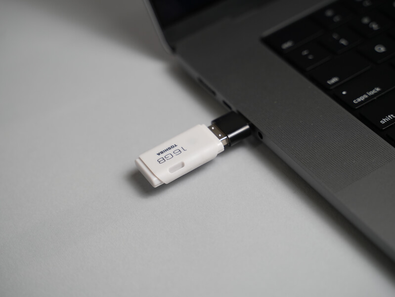 Plug USB in Laptop