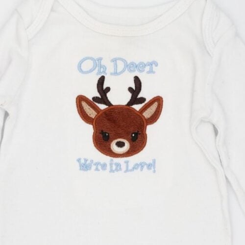 newsletter-freebie-deer-applique-square | Embroidery Legacy White baby onesie with a brown reindeer face embroidery and the text 'Oh Dear, We're in Love!' in light blue.